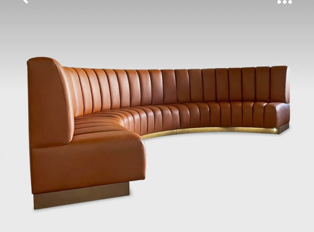 Ημικυκλικός καναπες, κατασκευασμένος από δέρμα.